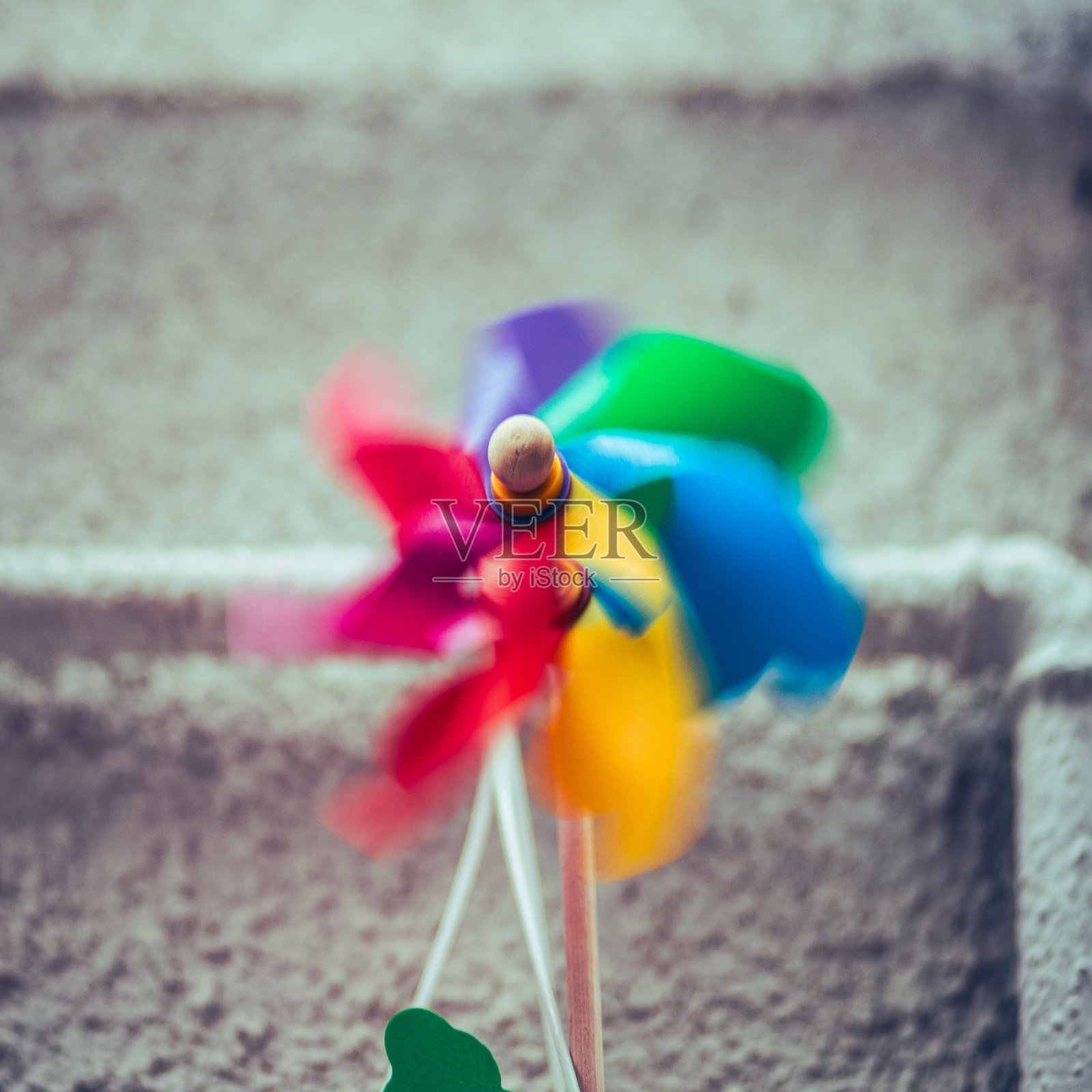 彩虹色的玩具风车照片摄影图片