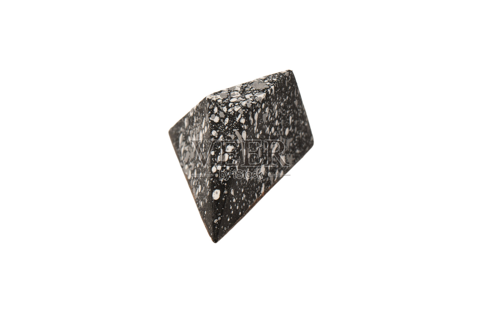 呈现为宝石形状的巧克力糖果,带有大理石纹理,孤立在白色背景上。照片摄影图片