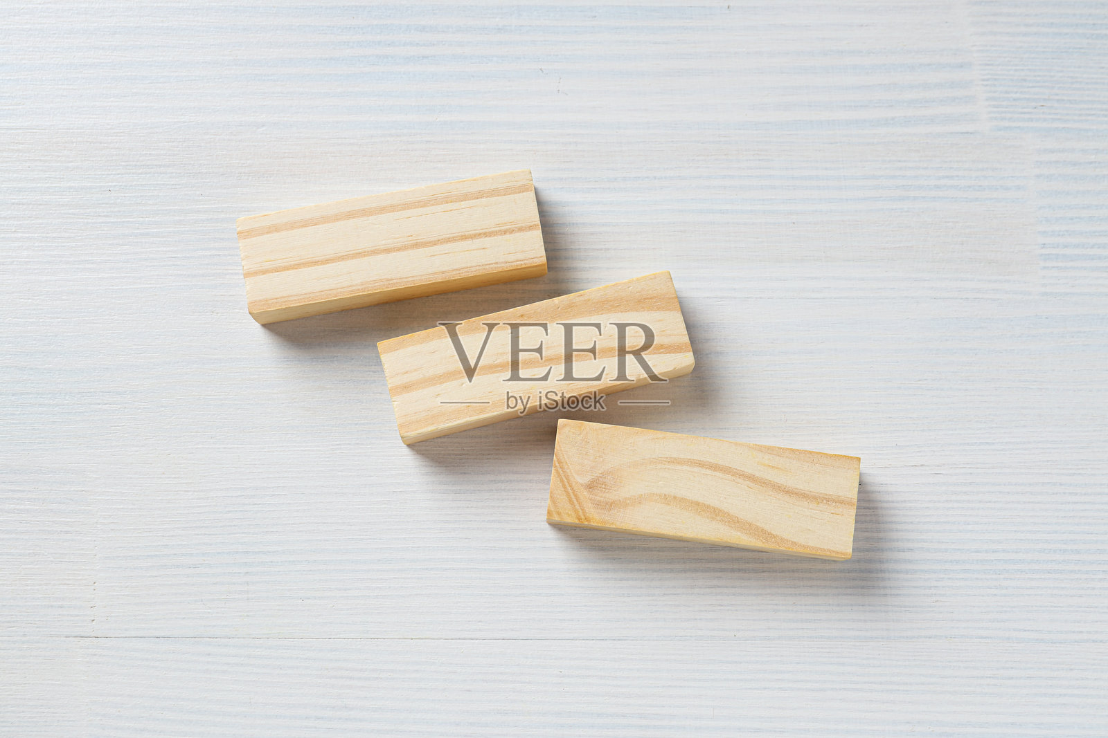 白色木质背景上的木质矩形,留有文本空间照片摄影图片