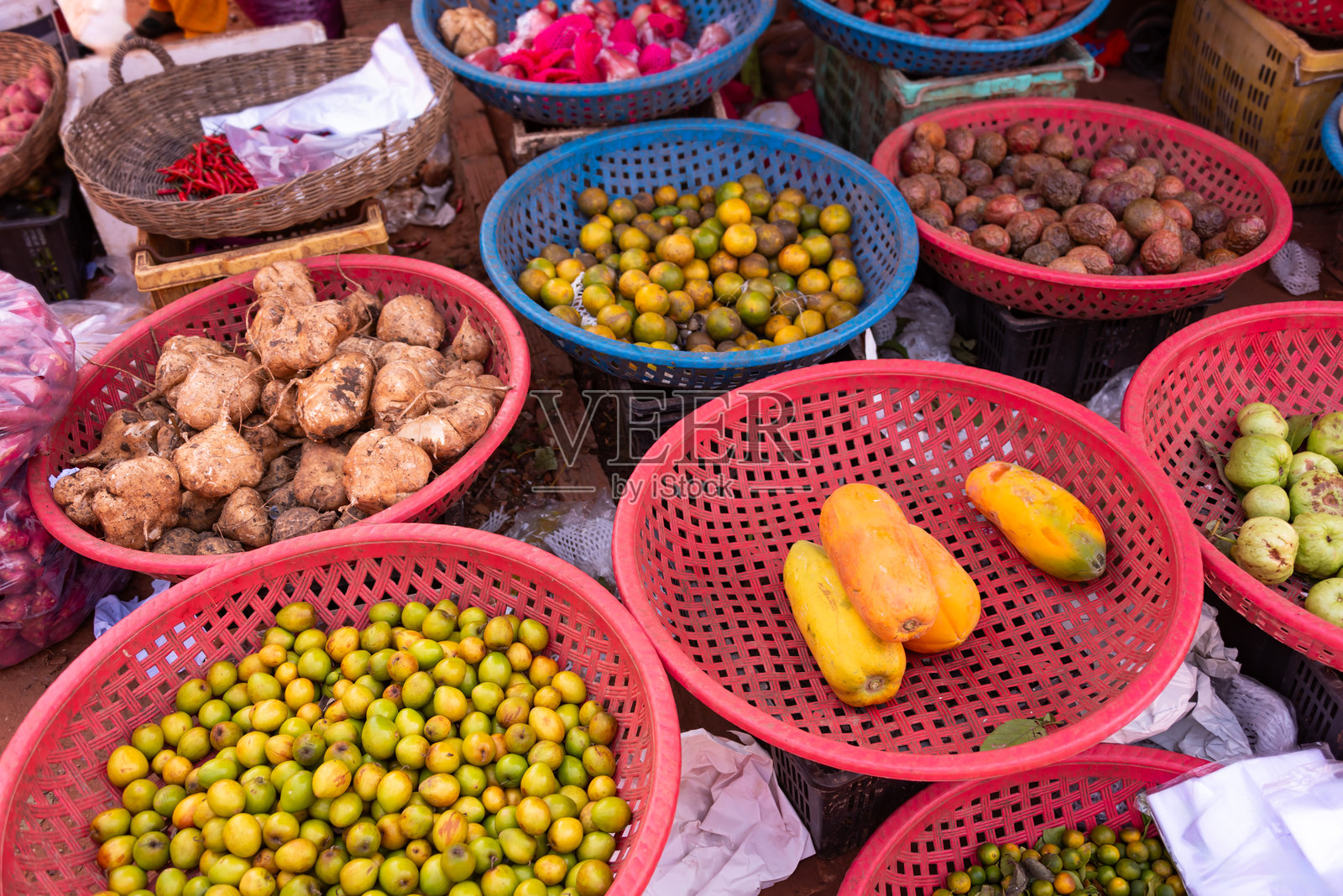 柬埔寨当地街市上的热带水果和蔬菜照片摄影图片