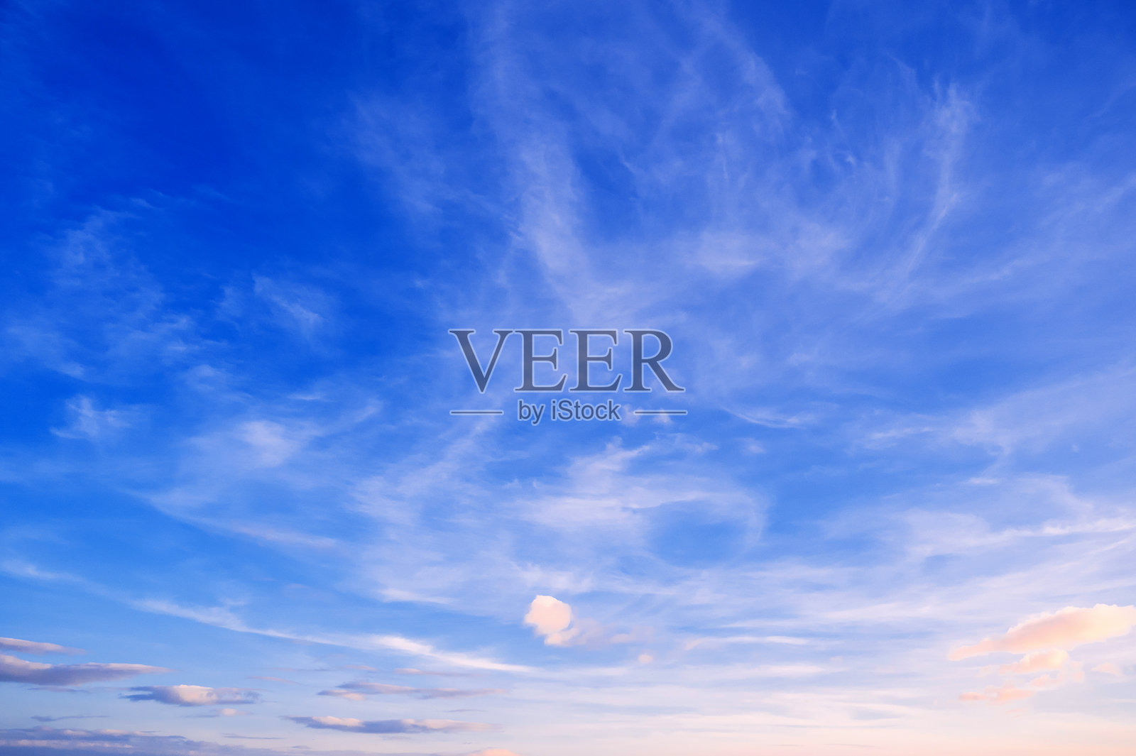 阳光明媚的夏日蓝天上飘着洁白的云朵照片摄影图片