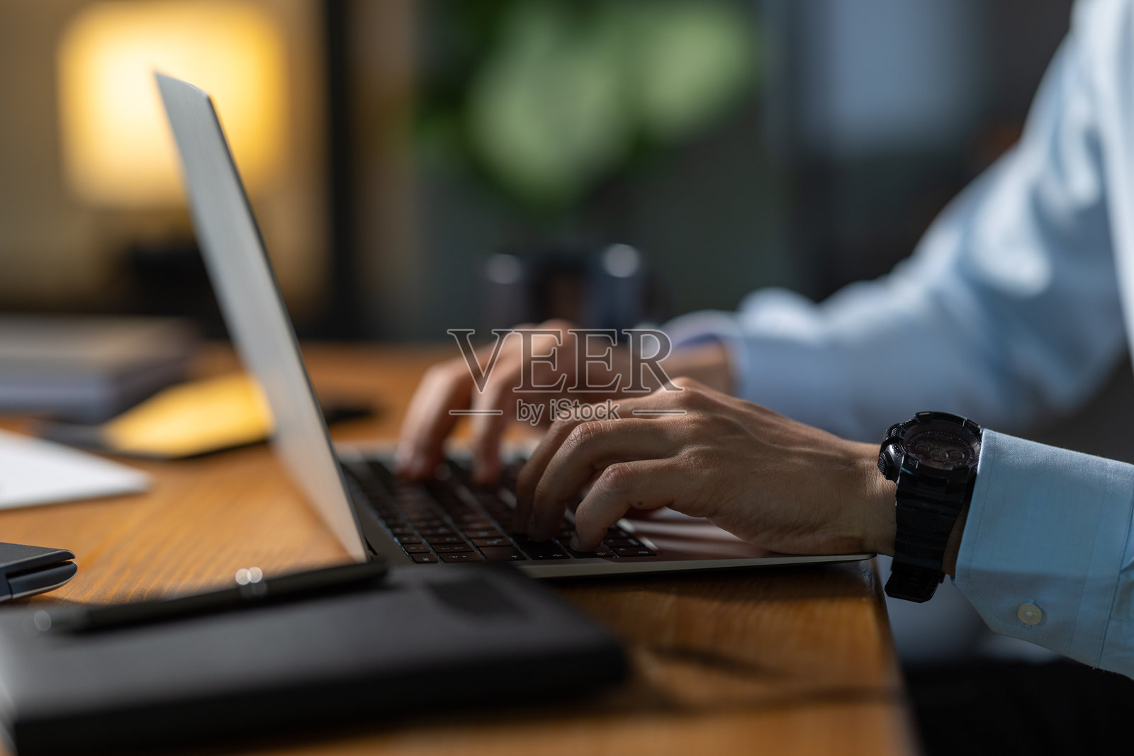 商人在办公室里深夜加班使用笔记本电脑照片摄影图片