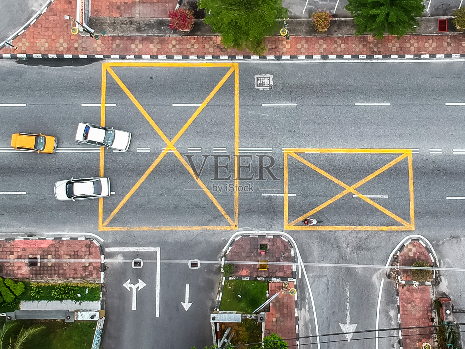 高角度视角下的汽车在道路上行驶照片摄影图片