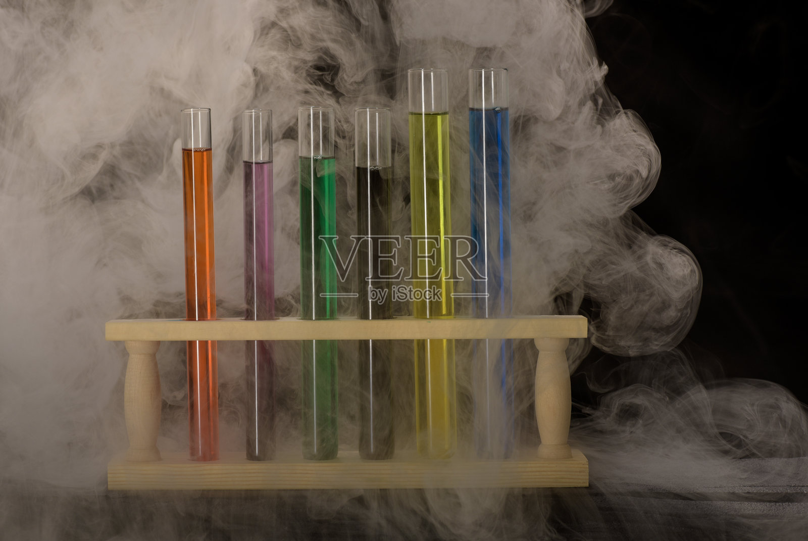 化学玻璃器皿,试管,量杯,盛有五颜六色的液体和旋转的烟雾照片摄影图片