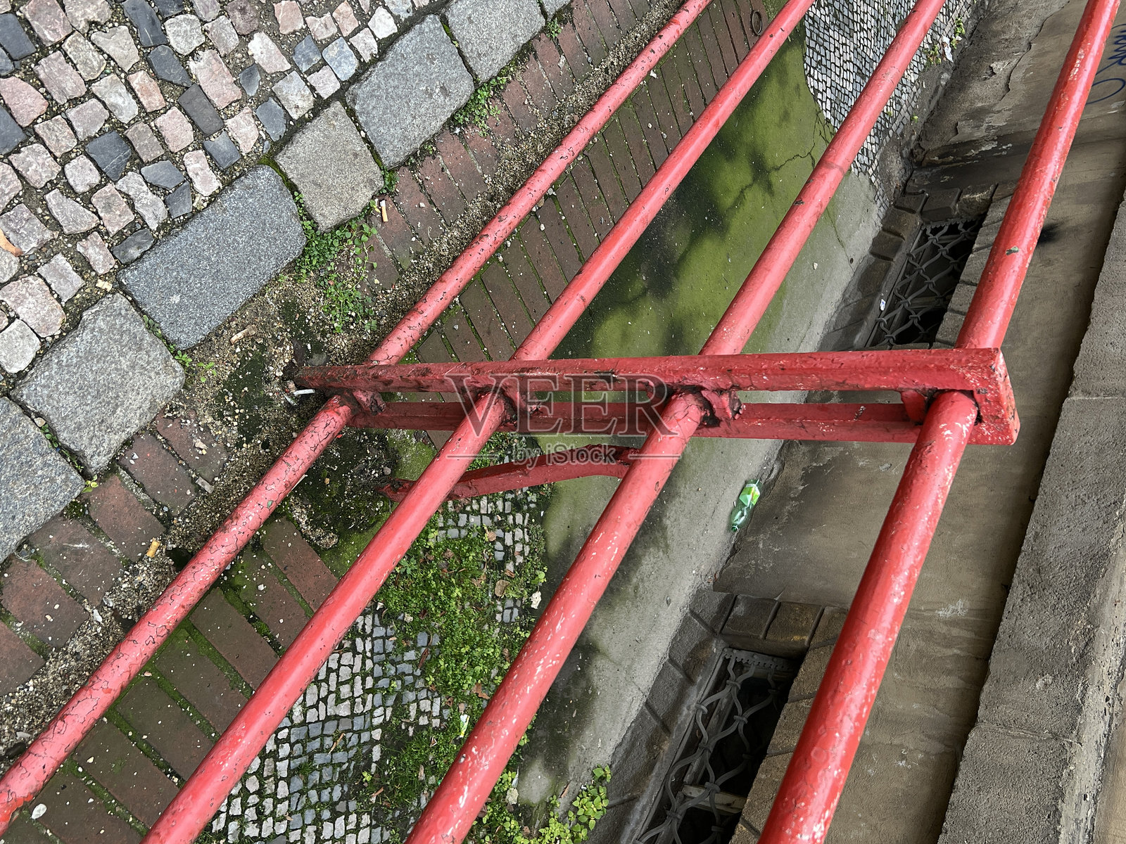 红色栅栏照片摄影图片