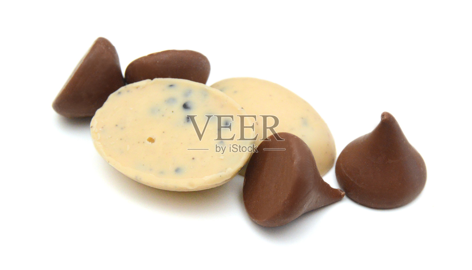 白色背景上的巧克力蛋糖果照片摄影图片