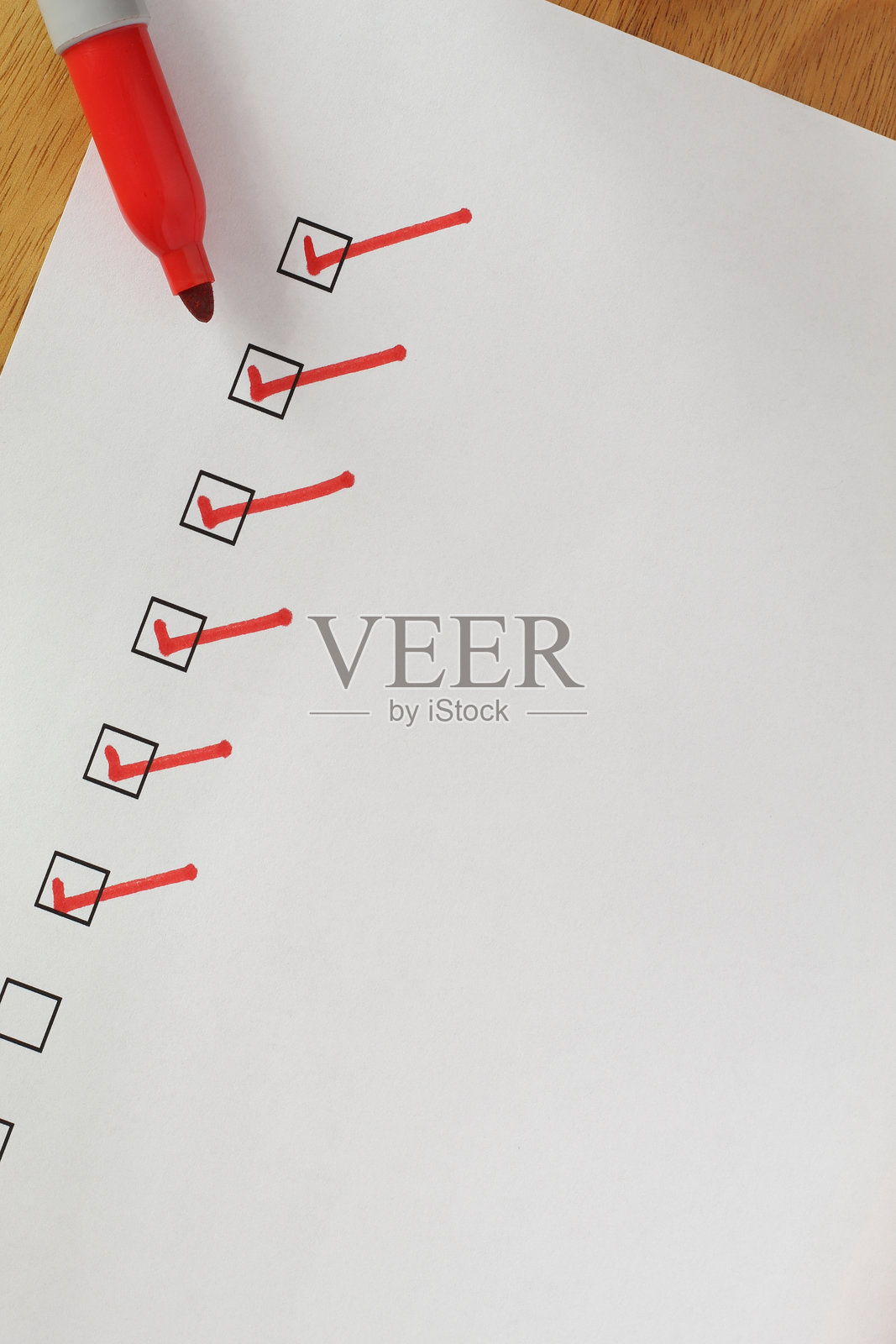 带有红色勾选标记的清单照片摄影图片