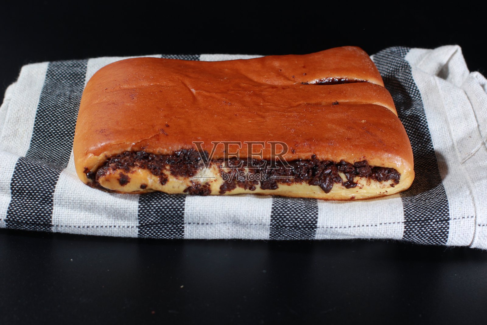 巧克力和牛奶夹心面包,适合食谱和商业用途照片摄影图片