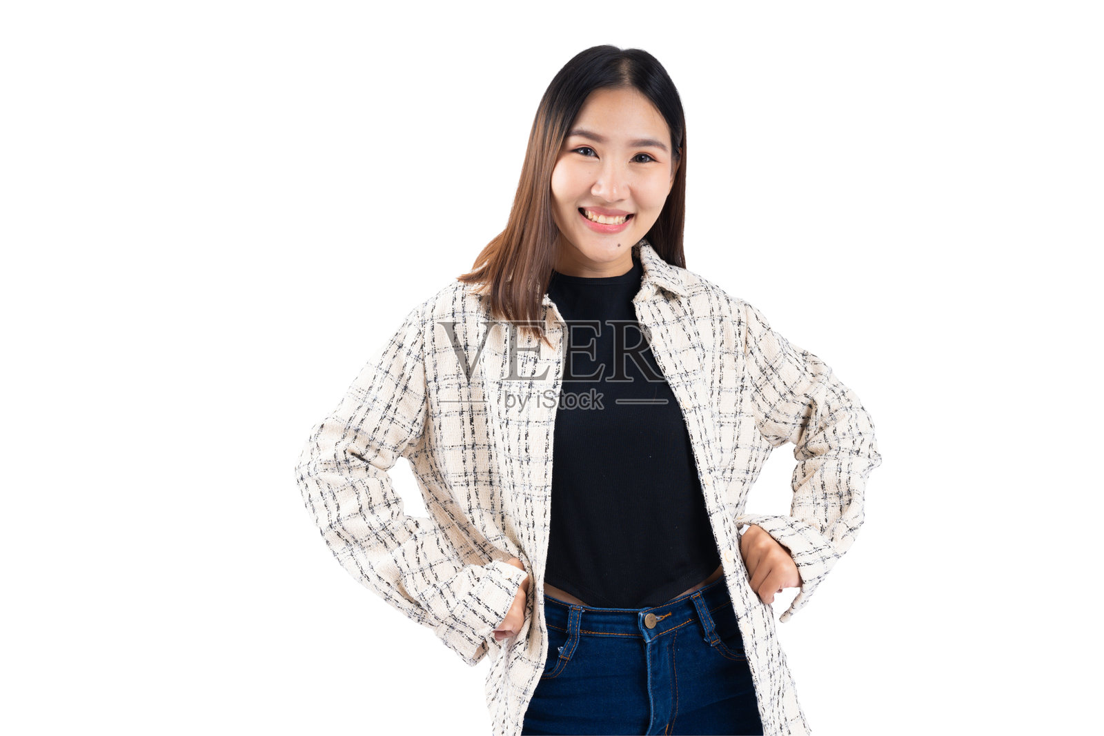 年轻女性自信地微笑,穿着休闲服装,背景为白色。照片摄影图片