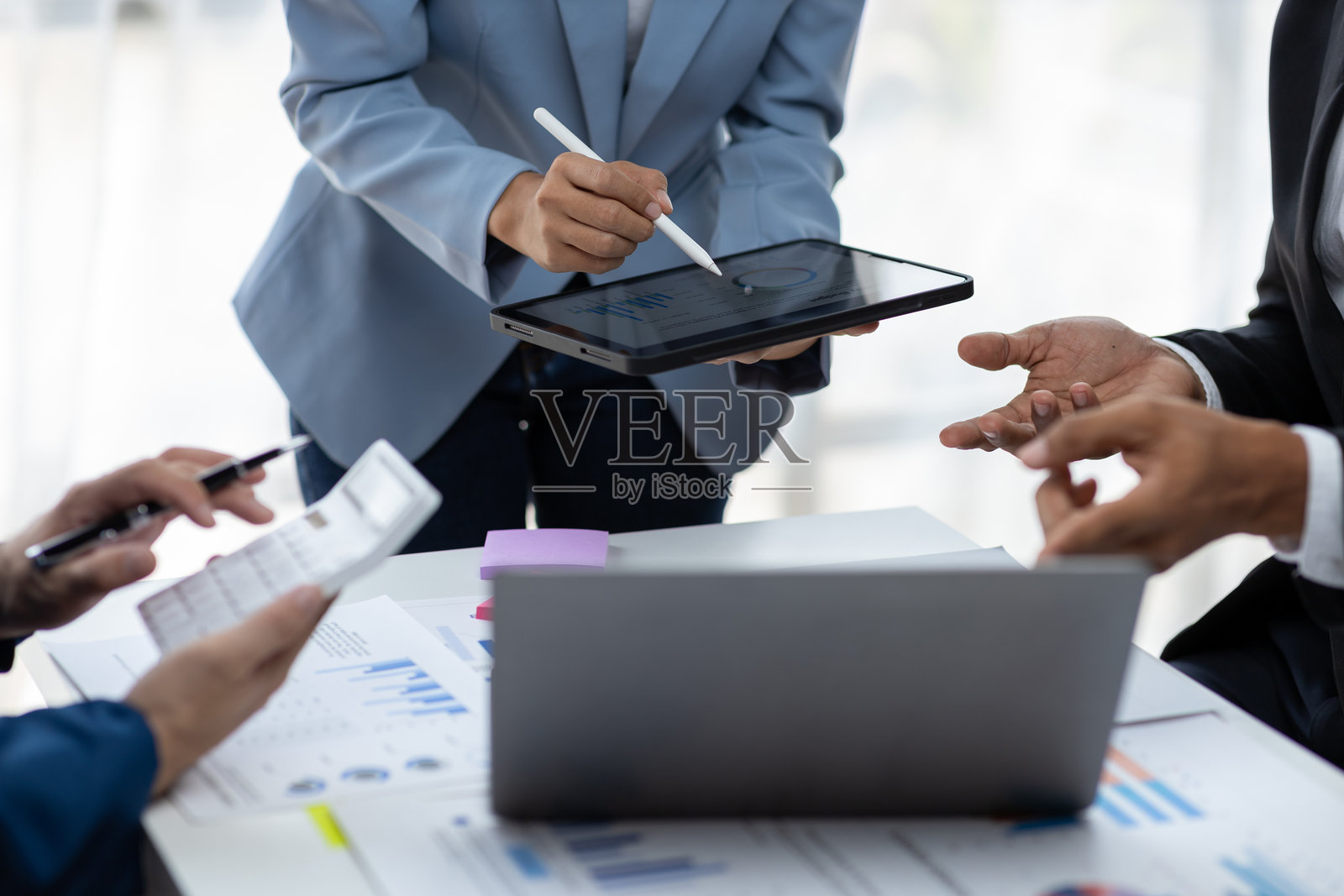 商业顾问正在通过财务图表分析市场情况,并在平板电脑上规划商业投资策略。照片摄影图片