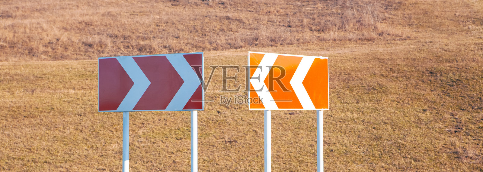 山中道路上的路标照片摄影图片