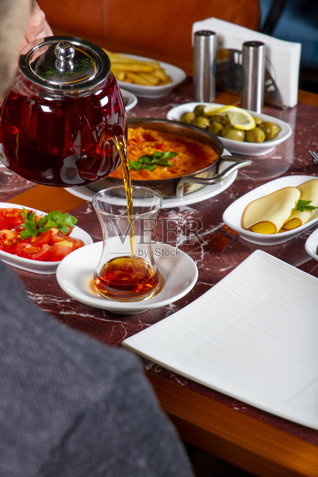 在舒适的餐厅环境中享用传统美食和茶。照片摄影图片