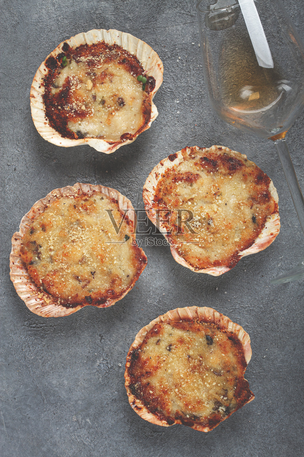 扇贝壳,填充,烤制,配以奶酪,放在烤箱中,切丝的扇贝,照片摄影图片