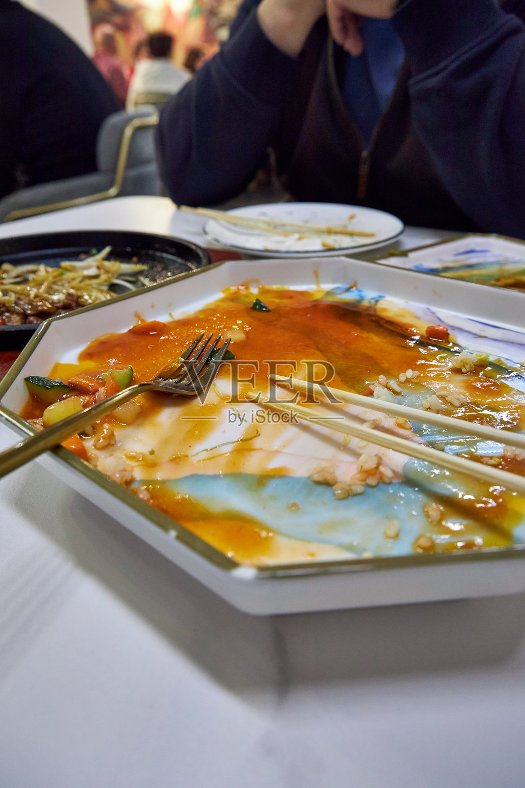 一只空盘子和筷子在中餐馆的特写镜头照片摄影图片