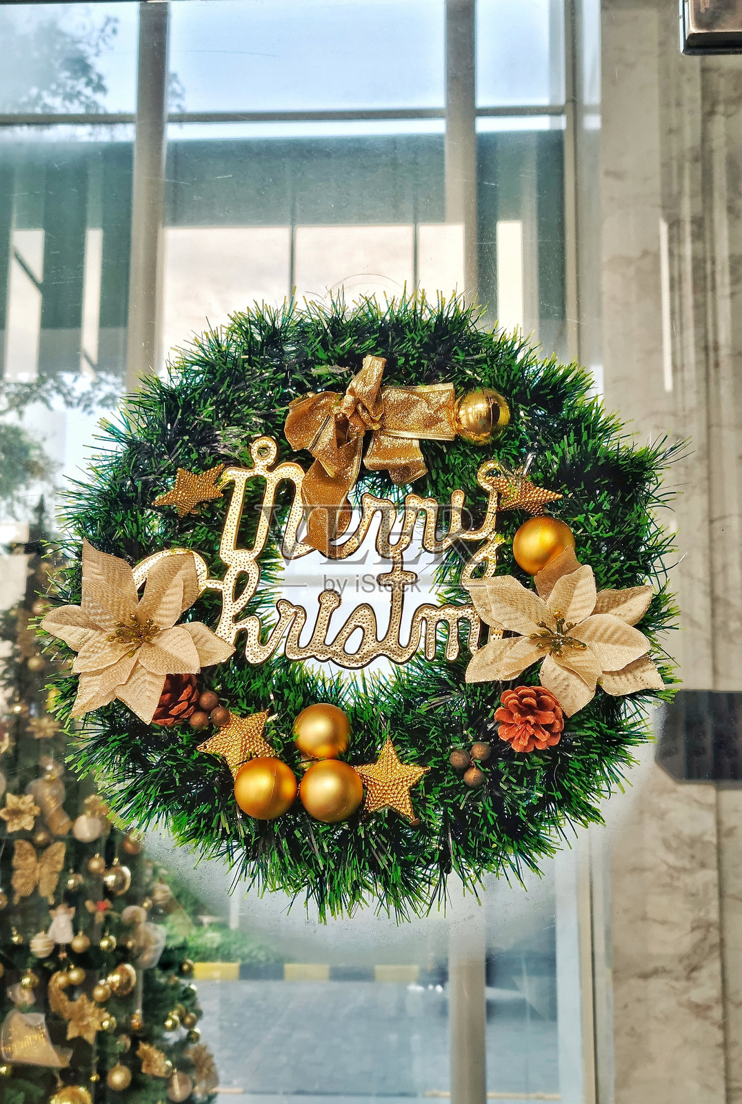 玻璃门上的圣诞花环照片摄影图片