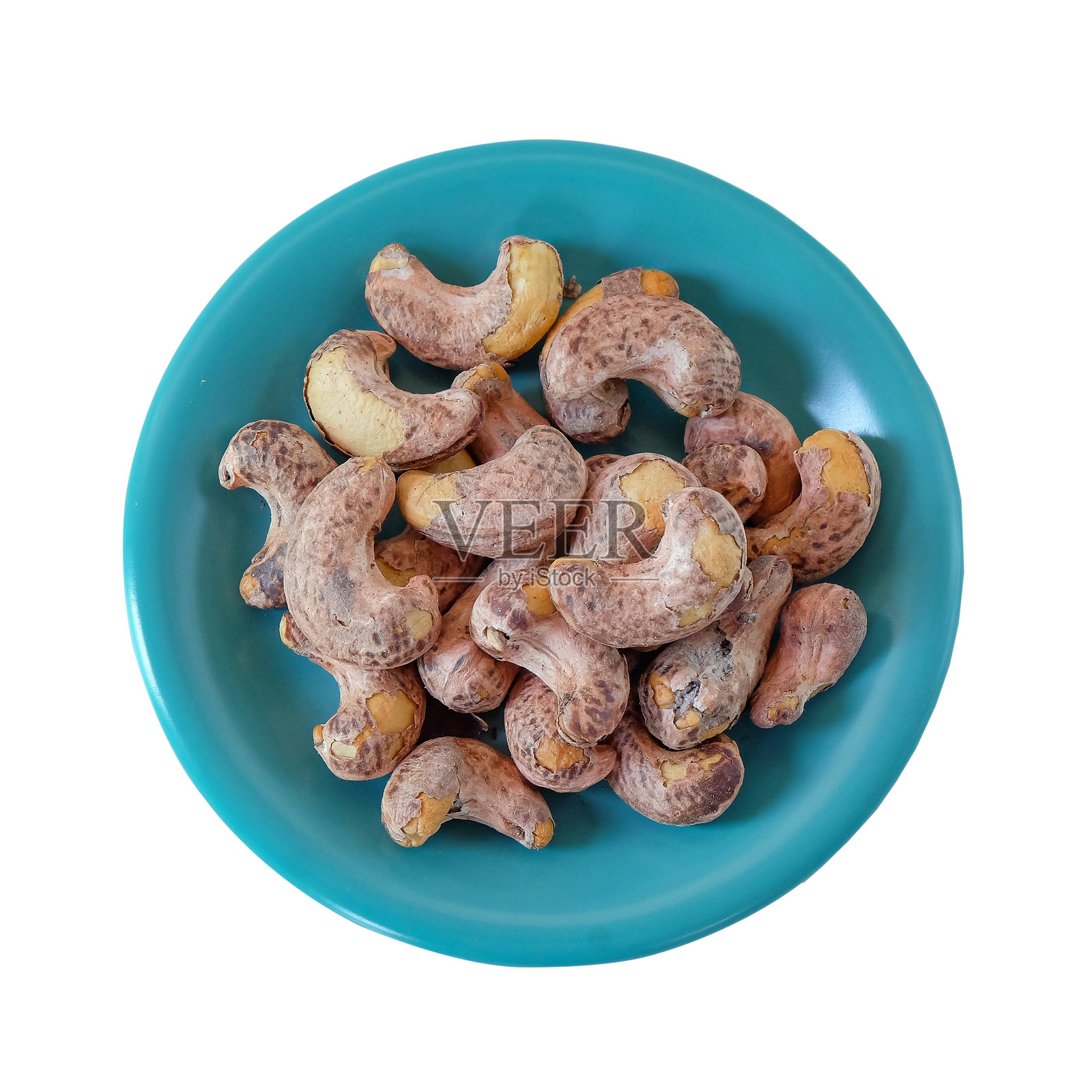 白色背景上的烤盐腰果。照片摄影图片