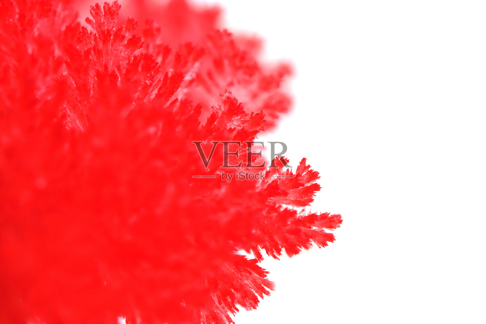 红盐晶体的特写图像,背景为白色。照片摄影图片