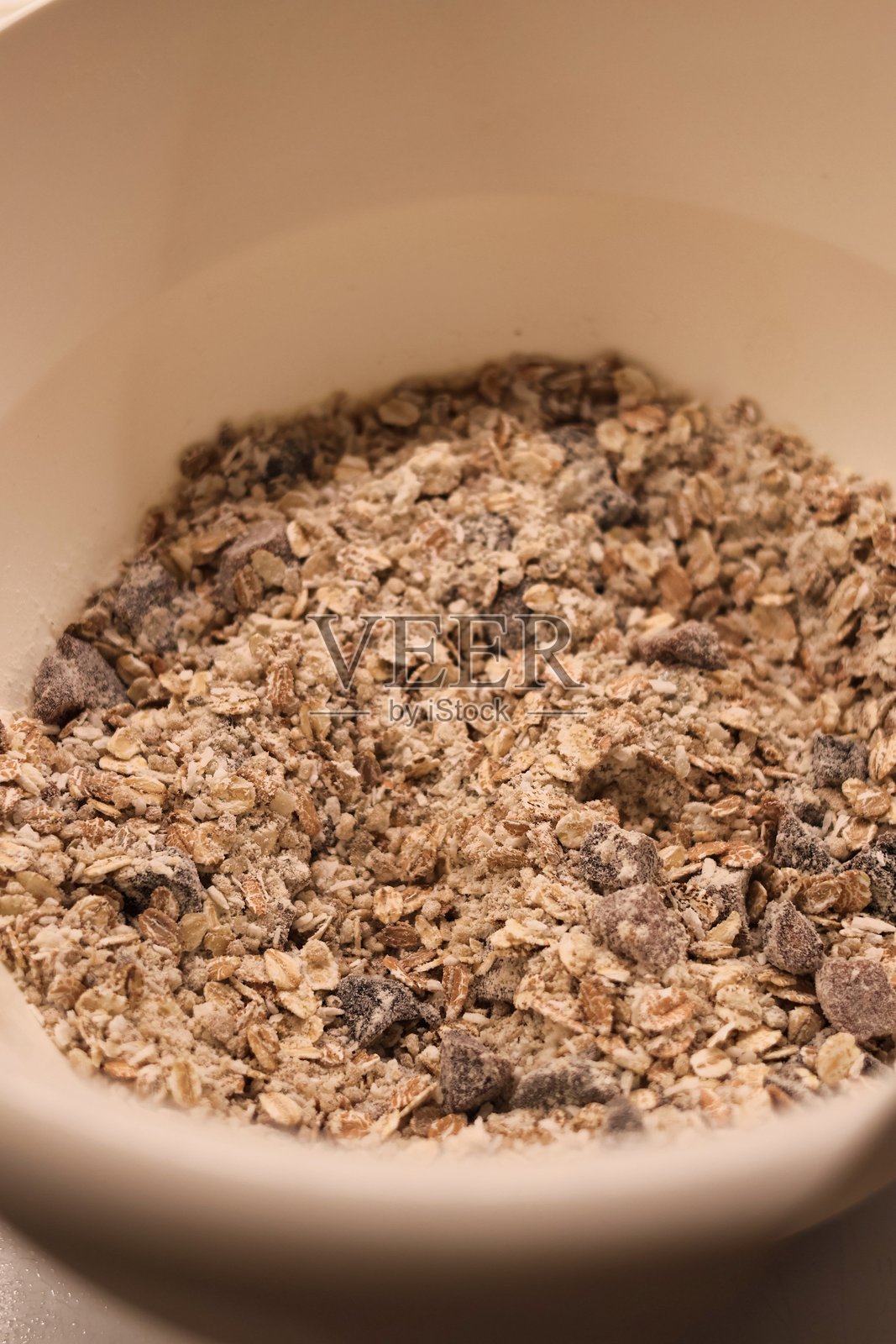 制作自制燕麦饼干的过程 - 干料混合物:燕麦、面粉、干果照片摄影图片