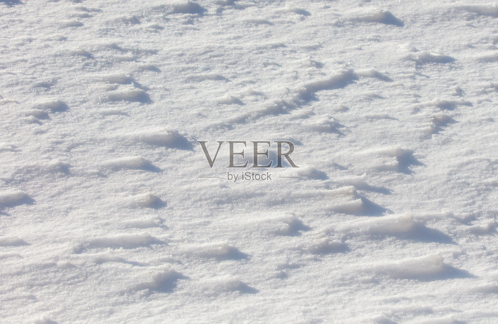 雪是白色的,地面上覆盖着雪。照片摄影图片