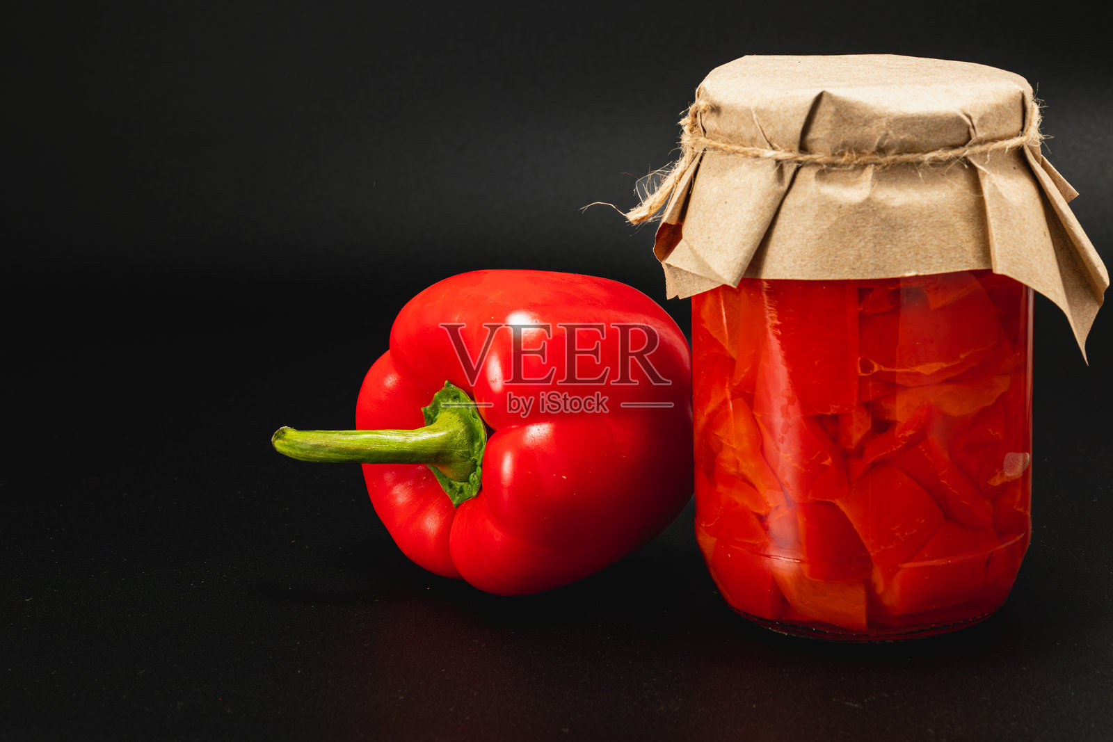 罐装自制腌制红辣椒,旁边放着新鲜的辣椒照片摄影图片