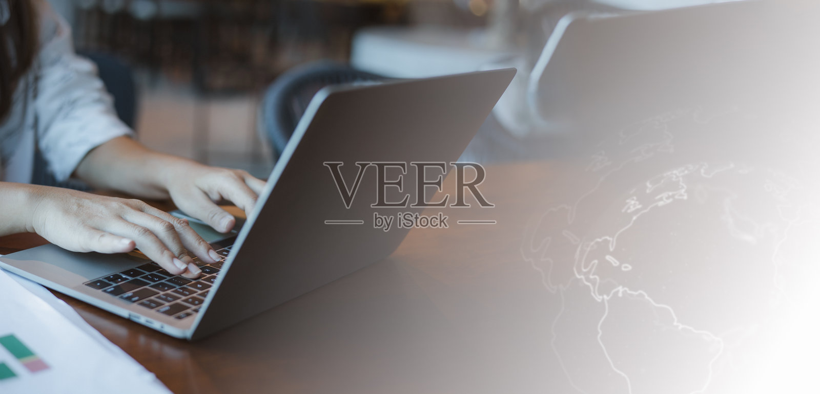 文本和广告的空白区域,商务女性在笔记本电脑上工作,正在键盘上打字的人,他一边打字一边分析文档。照片摄影图片