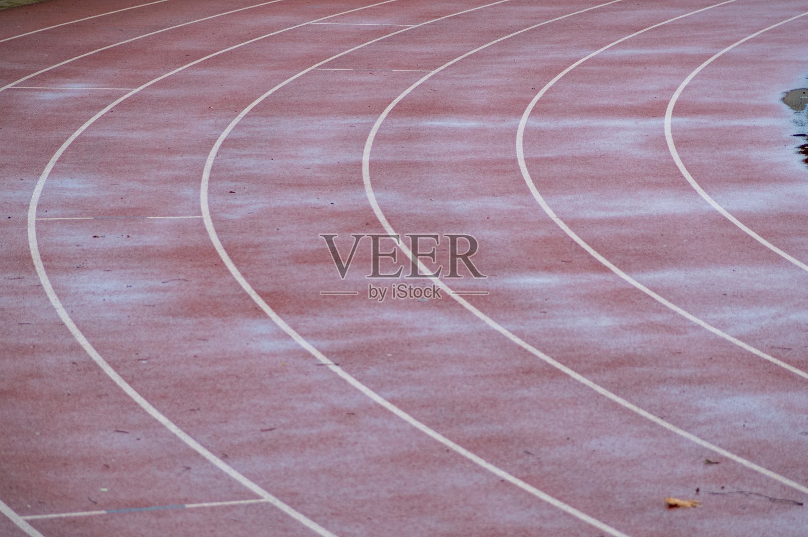 跑道上覆盖着冬季的第一场雪照片摄影图片