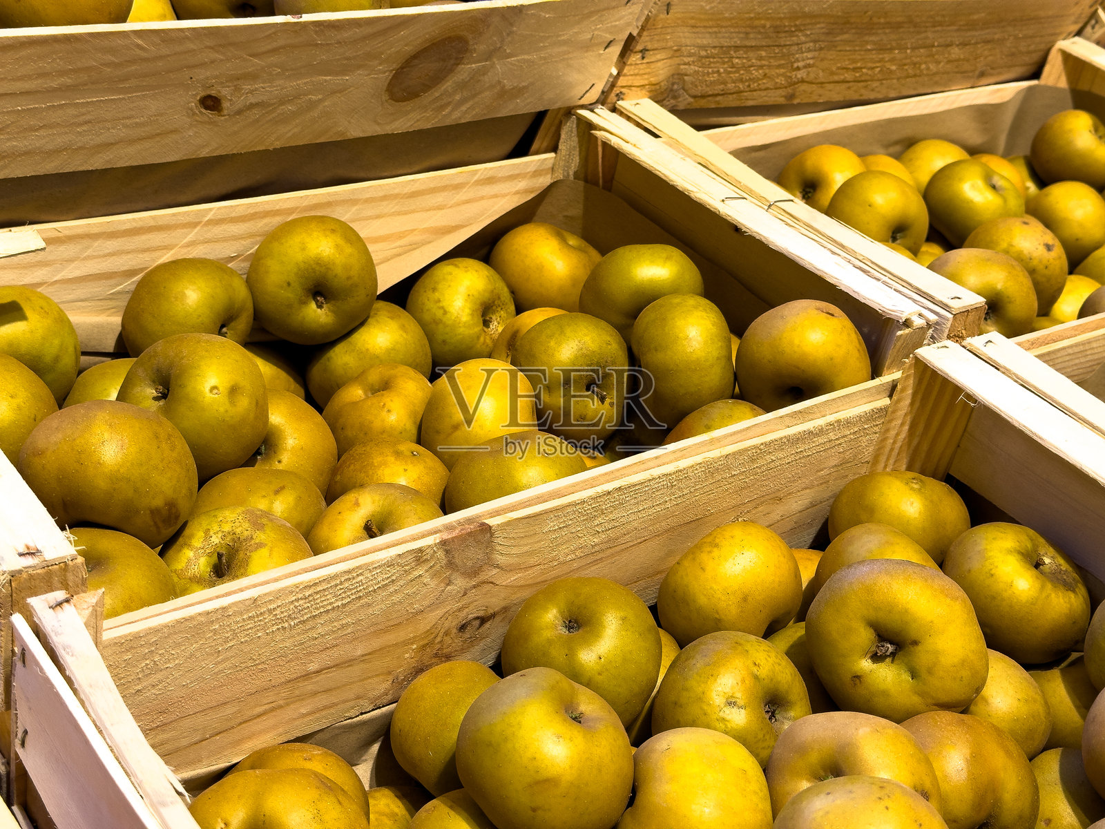秋季当地农贸市场上新鲜采摘的苹果陈列在木箱中照片摄影图片