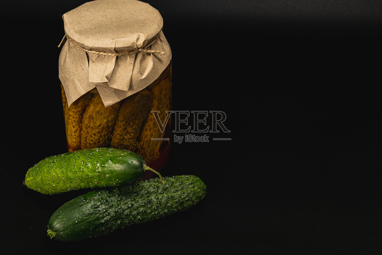 自制腌黄瓜和新鲜蔬菜在深色背景上照片摄影图片
