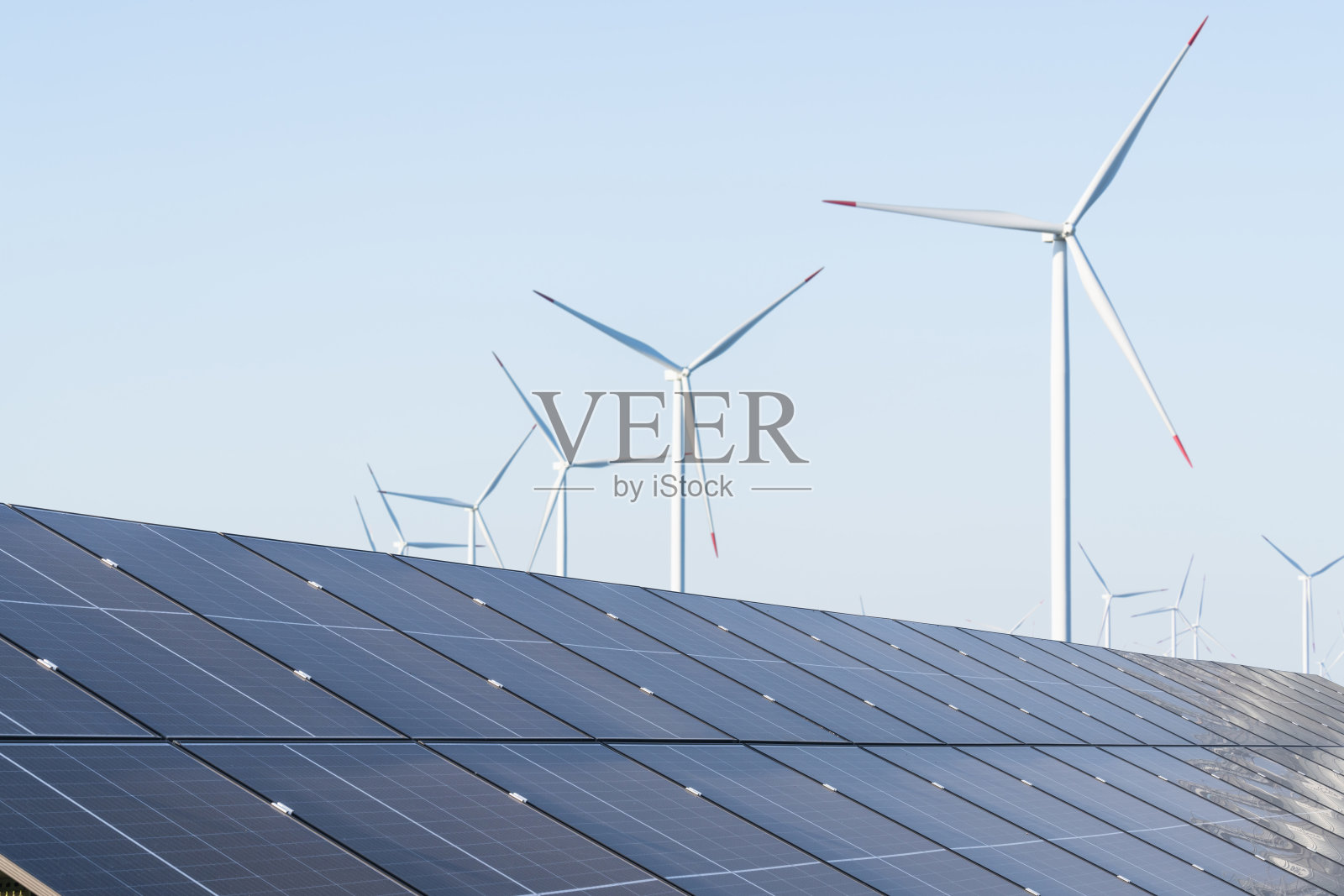 现代农场使用可再生能源。背景有太阳能电池板和粮仓。照片摄影图片