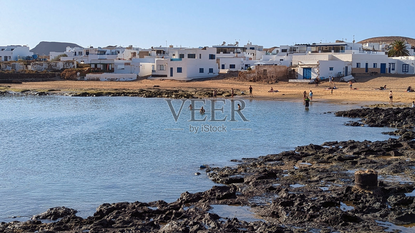 从海上看到的塞博小村庄,拉格拉西奥萨岛,加那利群岛,西班牙照片摄影图片