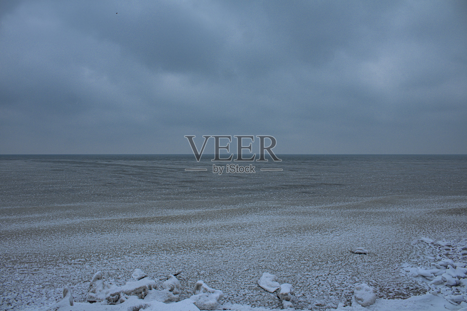 湖上的冬季徒步旅行照片摄影图片