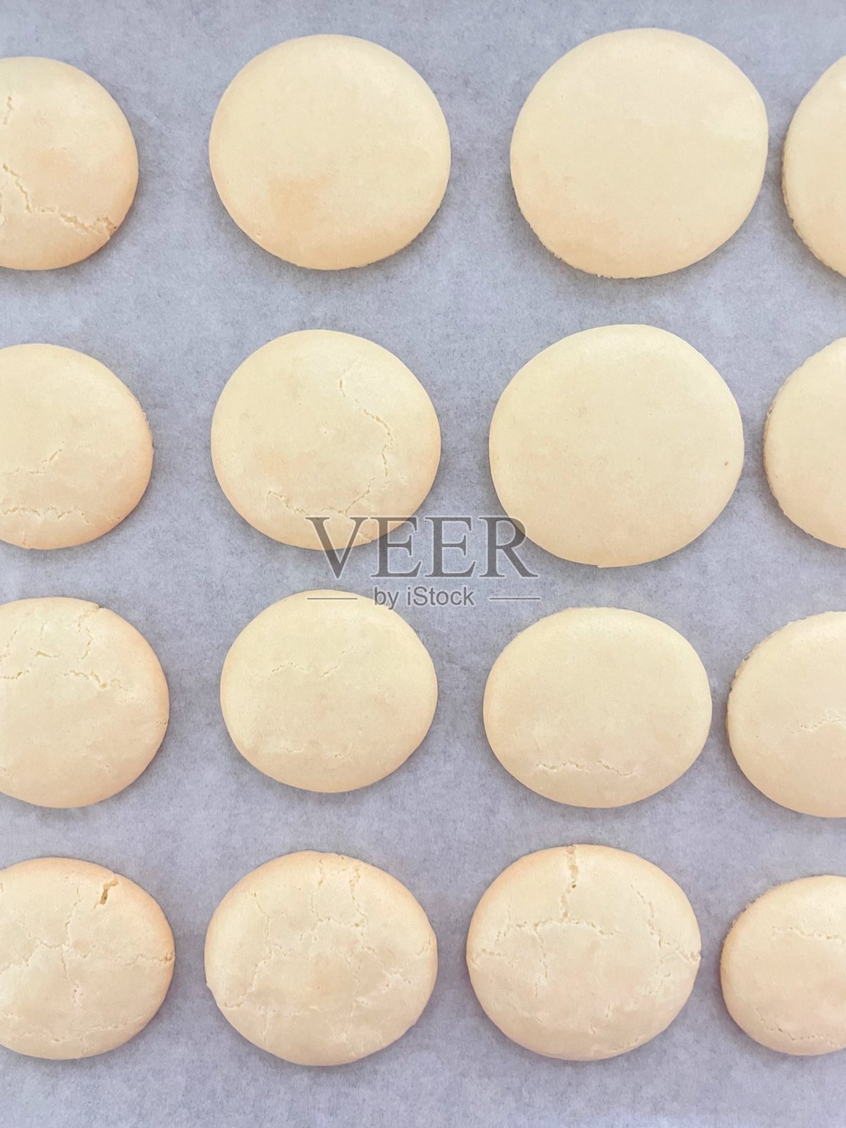 色彩缤纷的马卡龙,外壳细腻酥脆,内馅柔软美味。非常适合甜点摄影,展示这些优雅的法式甜点,拥有多种口味和鲜艳的粉彩色。照片摄影图片