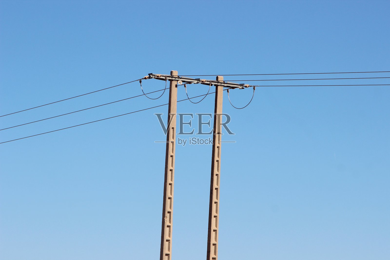 一根带电线的电杆照片摄影图片