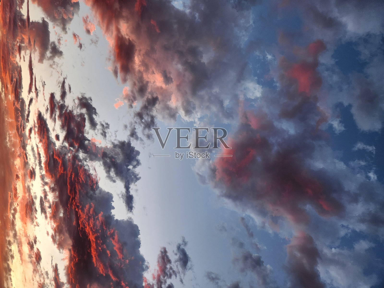 生动的日落与昏暗的云彩照片摄影图片