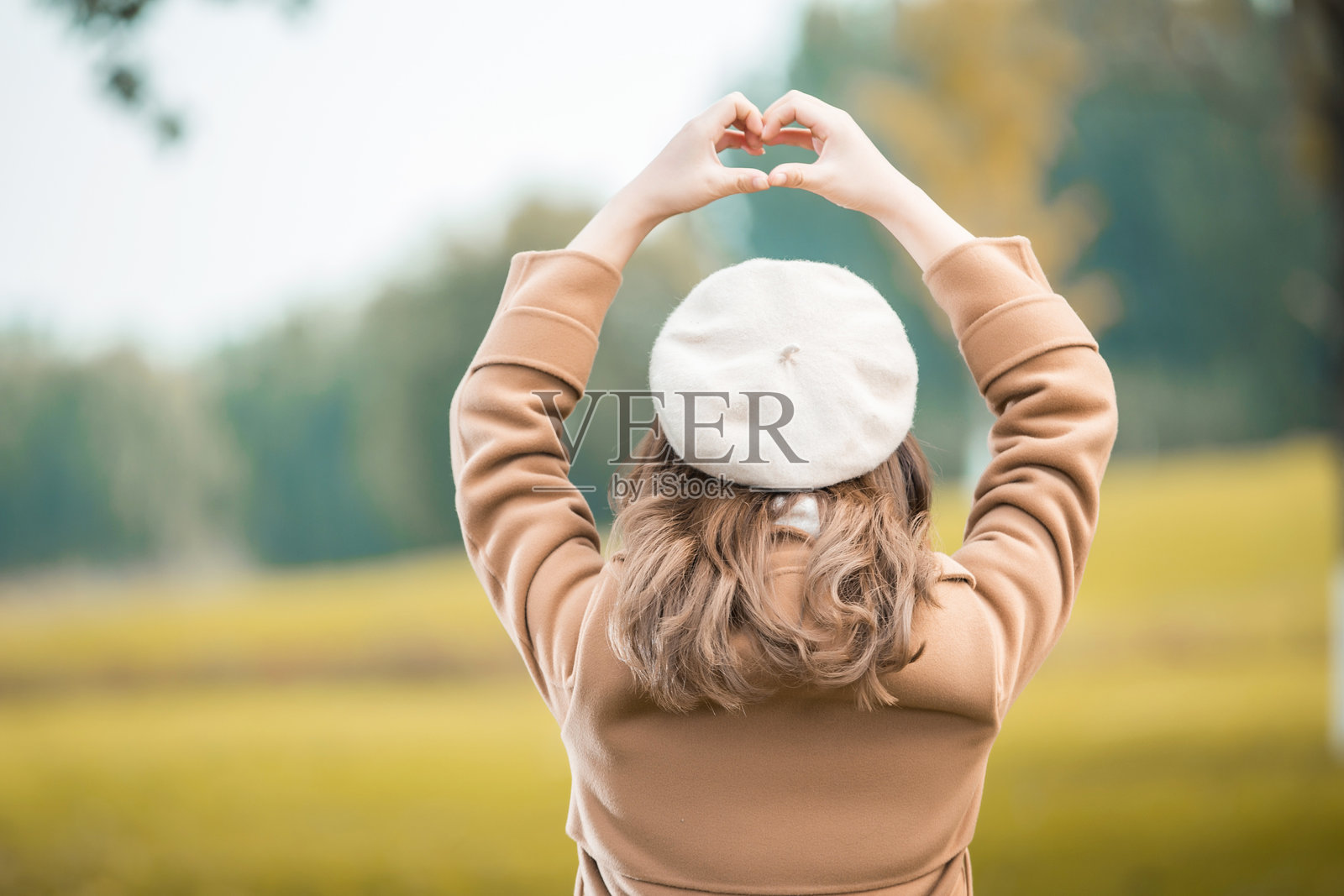在森林中玩耍的快乐女性肖像照片摄影图片