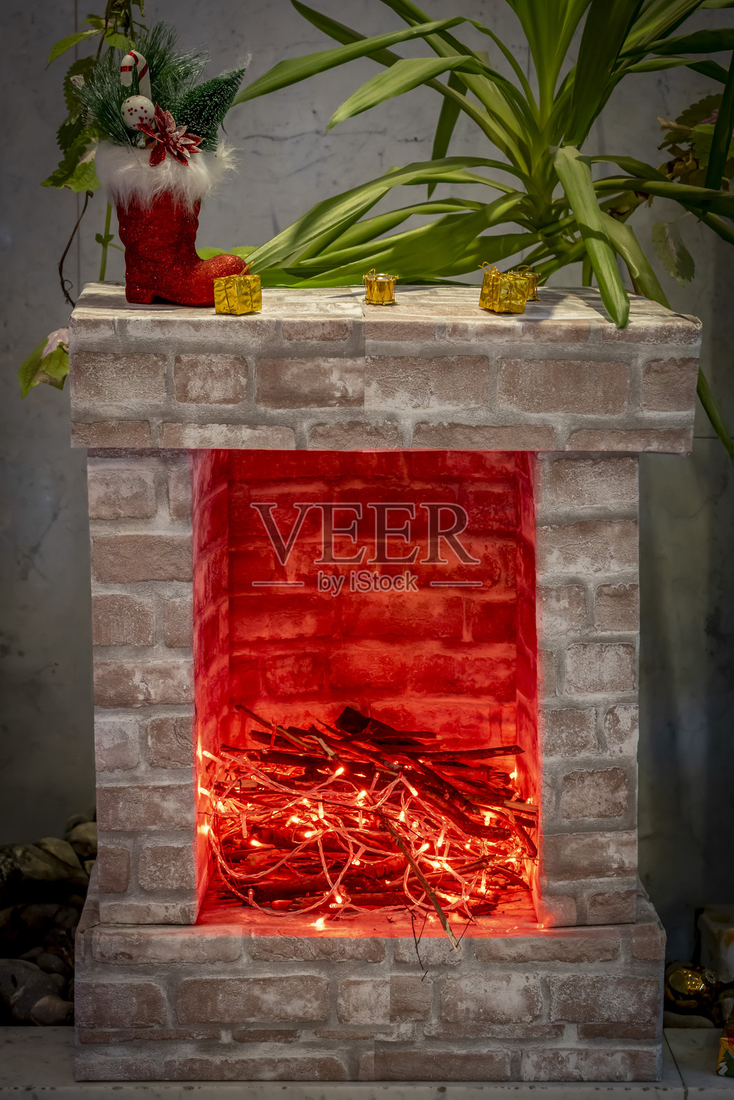 法国巴黎 - 2025年1月10日:装饰精美的壁炉细节,挂满了圣诞花环照片摄影图片