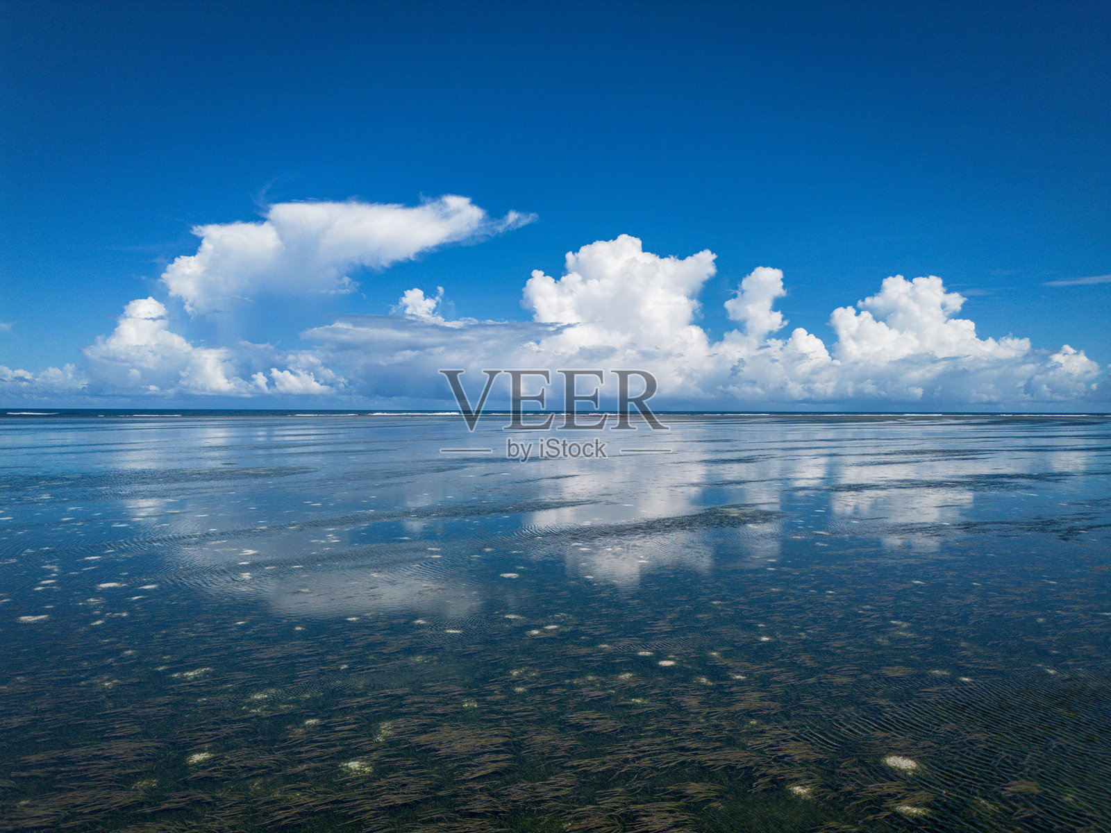 云彩映照在海面上照片摄影图片