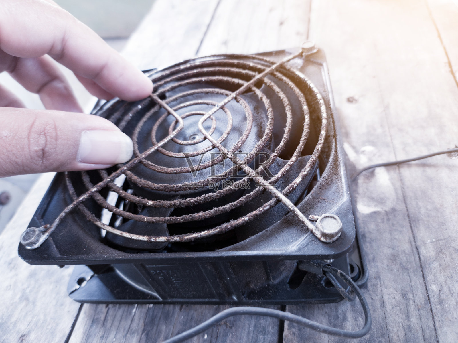 检查并修理木桌上的冷却风扇。照片摄影图片