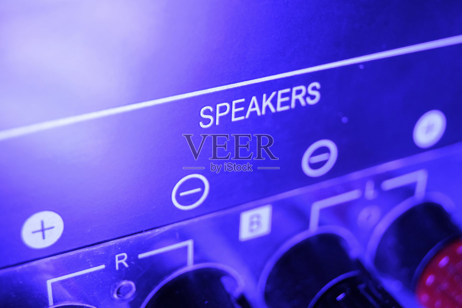 放大器扬声器连接器正负极 + - 近距离拍摄的左右接线连接照片摄影图片