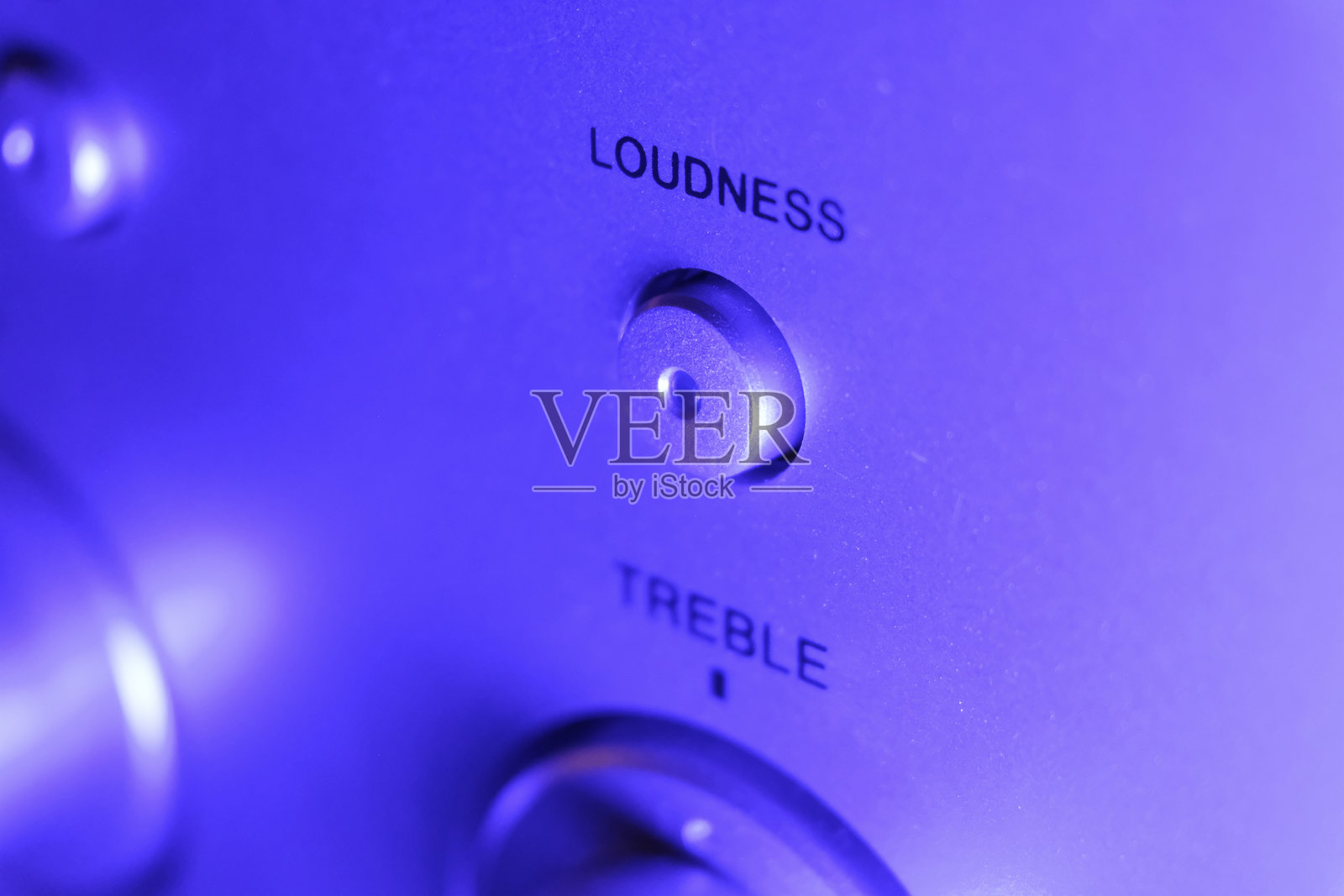 高保真立体声放大器前面的音量开关按钮,金属银色照片摄影图片