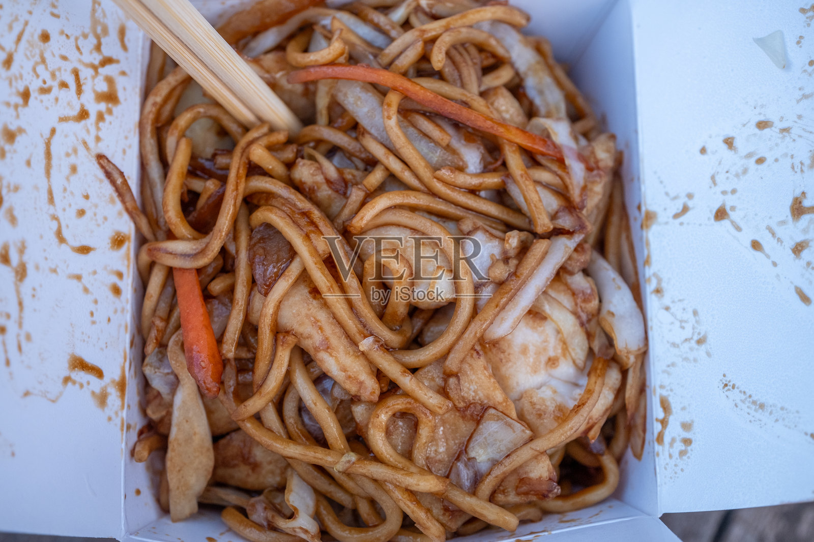 准备亚洲鸡肉面条盒饭照片摄影图片