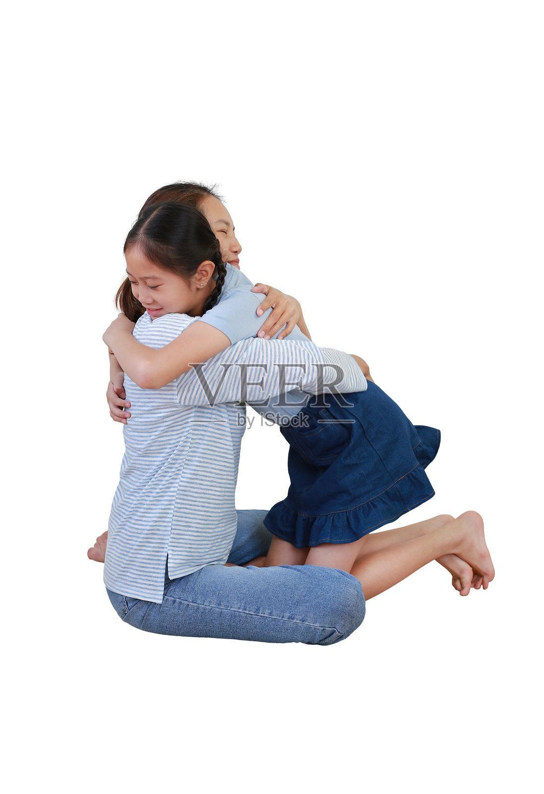 亚洲母亲拥抱女儿的肖像,背景为白色摄影棚。全身照片,带有抠图路径。照片摄影图片