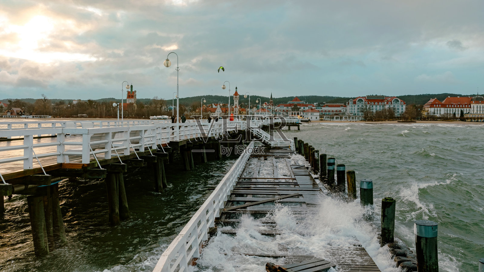 美丽的索波特老木栈桥与汹涌的海浪照片摄影图片
