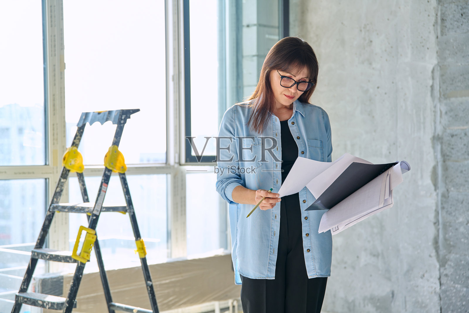 新公寓办公室的女性装修师傅,负责最后的修缮和管理工作照片摄影图片