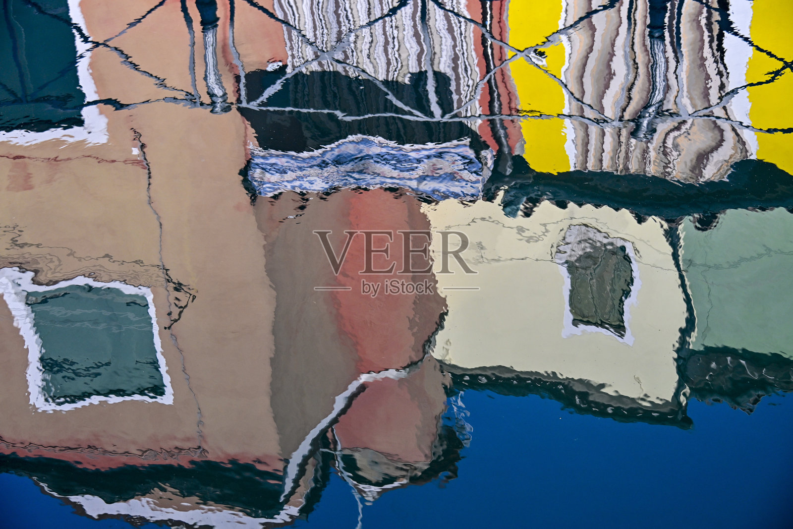 威尼斯布拉诺岛运河中的五彩斑斓的倒影。照片摄影图片