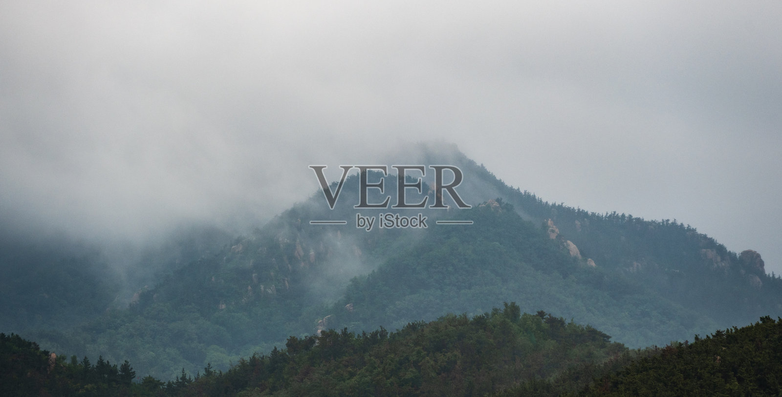被雾气和云层笼罩的山峰照片摄影图片