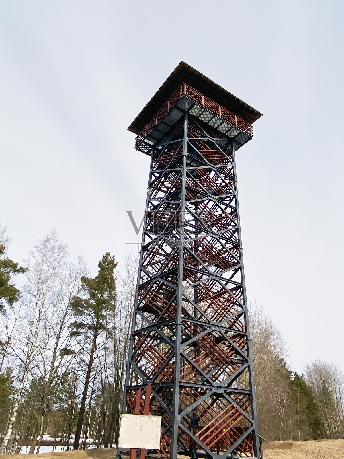 森林中的高瞭望塔与多云的天空相映成趣照片摄影图片