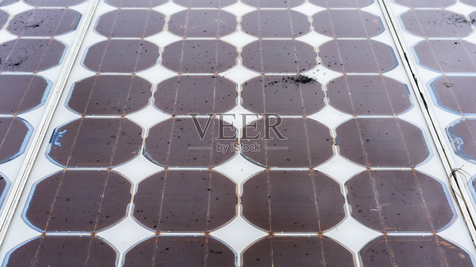 老旧且损坏的太阳能电池板被灰尘覆盖,无法有效利用太阳能。照片摄影图片