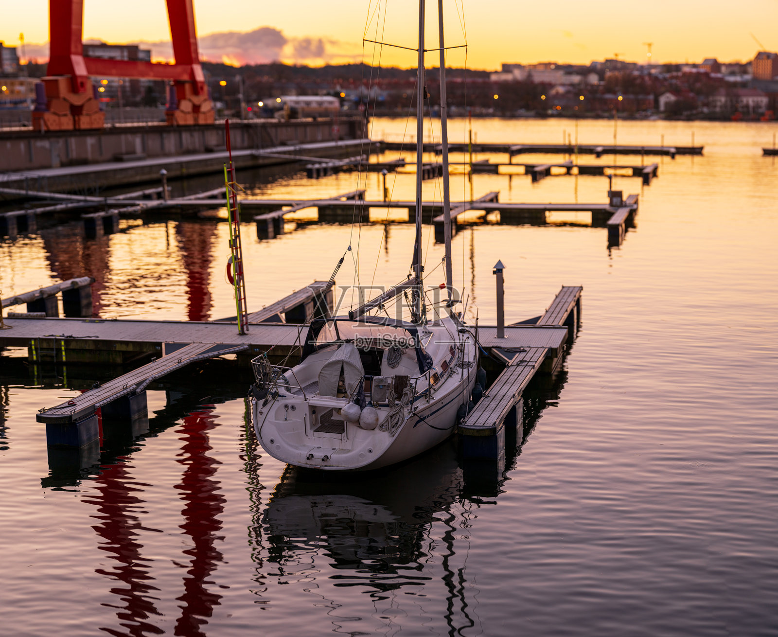 冬季码头上的孤独帆船。照片摄影图片