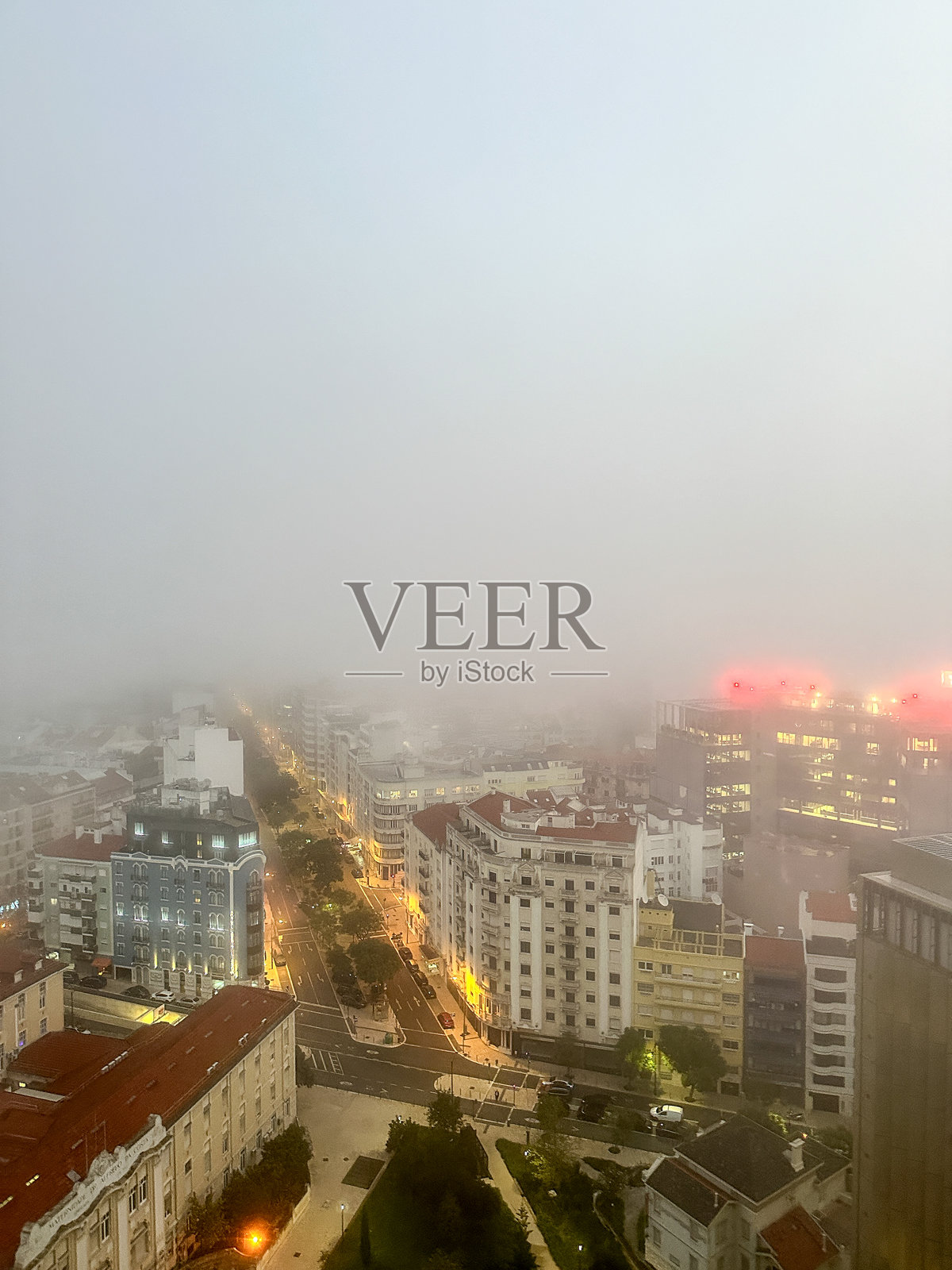 雾蒙蒙的早晨,里斯本城市的屋顶景观照片摄影图片